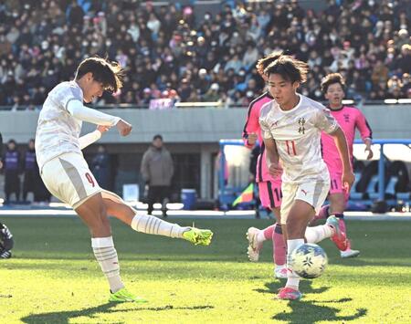 　前半、先制ゴールを決める神村学園・倉中（左）