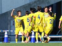 　前半、先制ゴールが決まり喜ぶ清水（左）ら鹿島学園イレブン