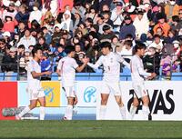 　前半、先制ゴールを決めチームメートとタッチを交わす神村学園・倉中悠駕（右から２人目）＝撮影・開出牧