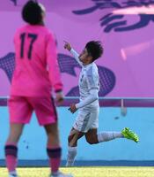 　後半、自身２ゴール目を決め喜ぶ神村学園・倉中（右）