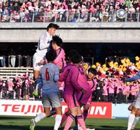　後半、ヘディングシュートで４点目のゴールを決める神村学園・倉中悠駕（後方左）＝撮影・開出牧