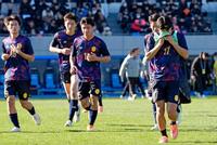 　鹿島学園に敗れ、肩を落とす興国・田中（右）ら