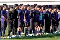 　鹿島学園に敗れ、整列する興国の選手たち