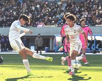 　前半、先制ゴールを決める神村学園・倉中（左）