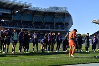 　準々決勝で敗れ肩を落とす興国イレブン（撮影・開出牧）