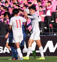 　後半、ハットトリックを決めチームメートとタッチを交わす神村学園・倉中悠駕（右）＝撮影・開出牧