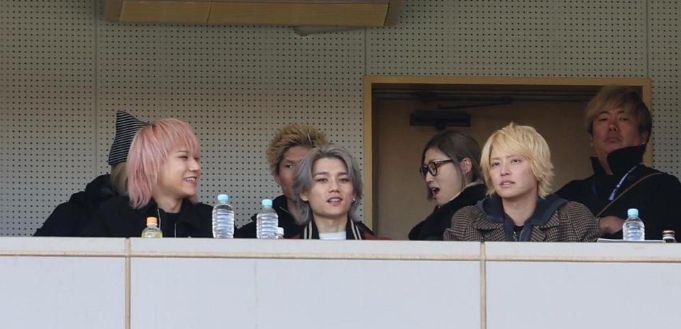 　観戦する手越祐也ら（撮影・佐々木彰尚）