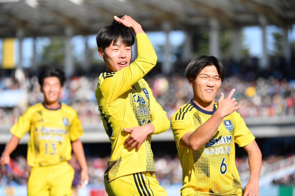 　後半、２点目のゴールを決めポーズを決める鹿島学園・三浦春人（中央）＝撮影・開出牧