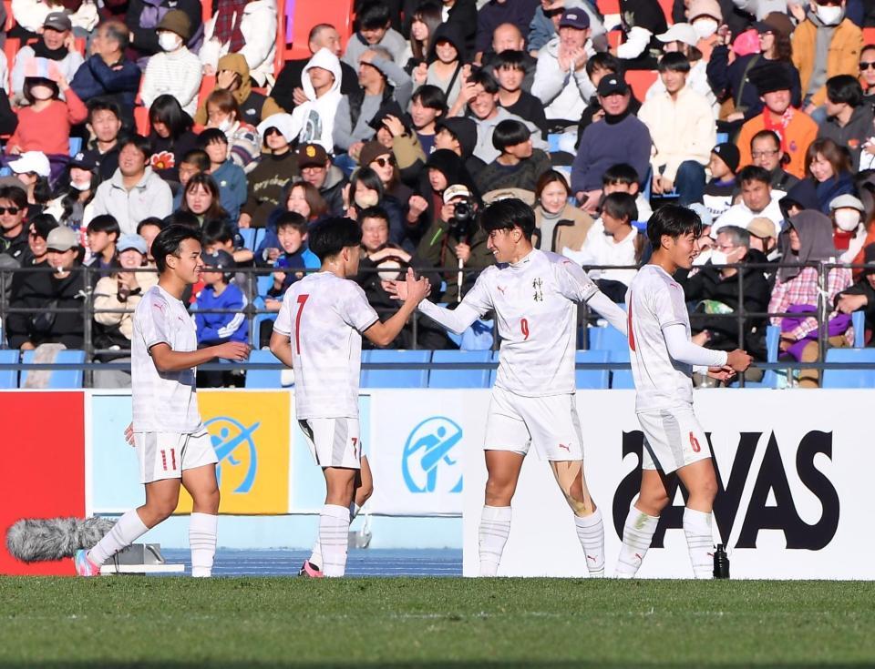 　前半、先制ゴールを決めチームメートとタッチを交わす神村学園・倉中悠駕（右から２人目）＝撮影・開出牧