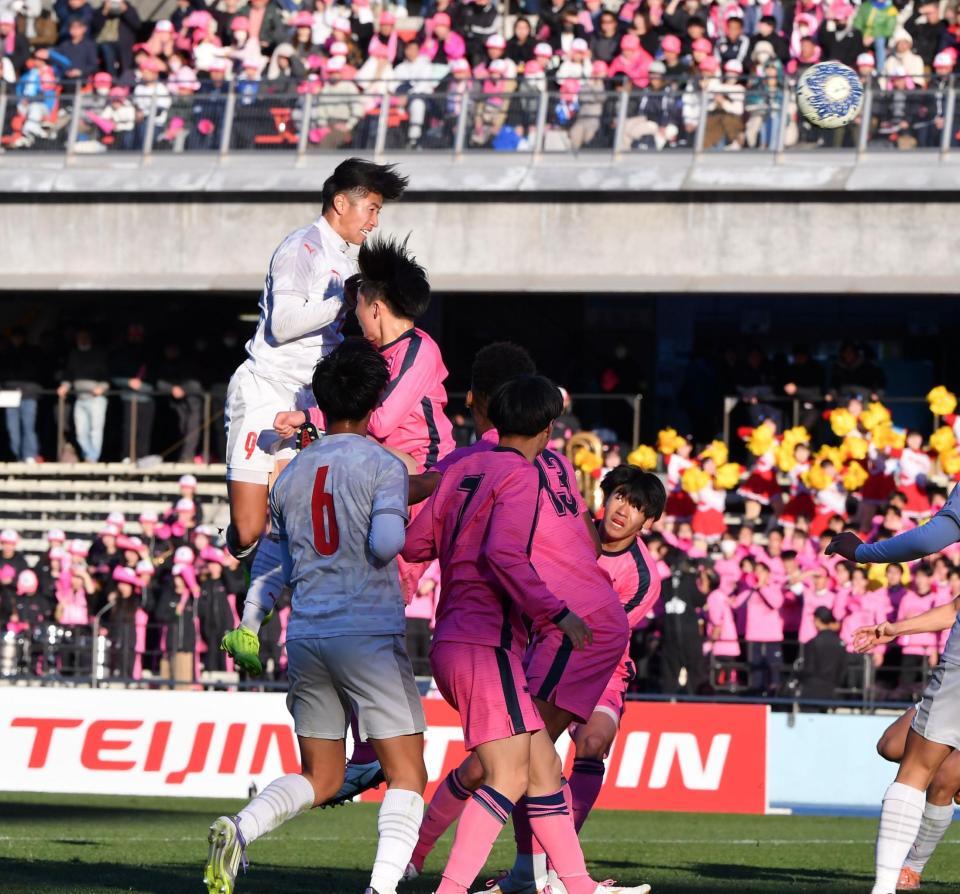 　後半、ヘディングシュートで４点目のゴールを決める神村学園・倉中悠駕（後方左）＝撮影・開出牧