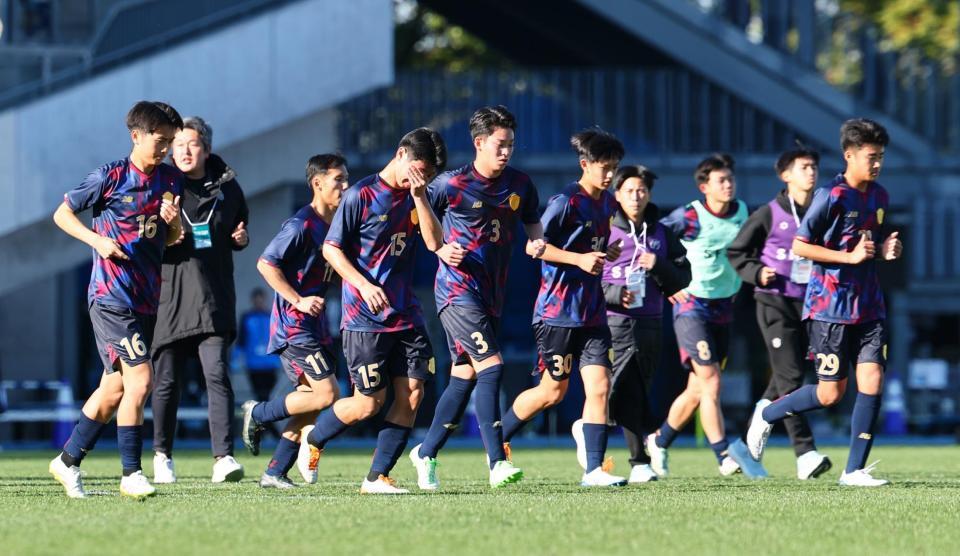 　鹿島学園に敗れ肩を落とす興国イレブン