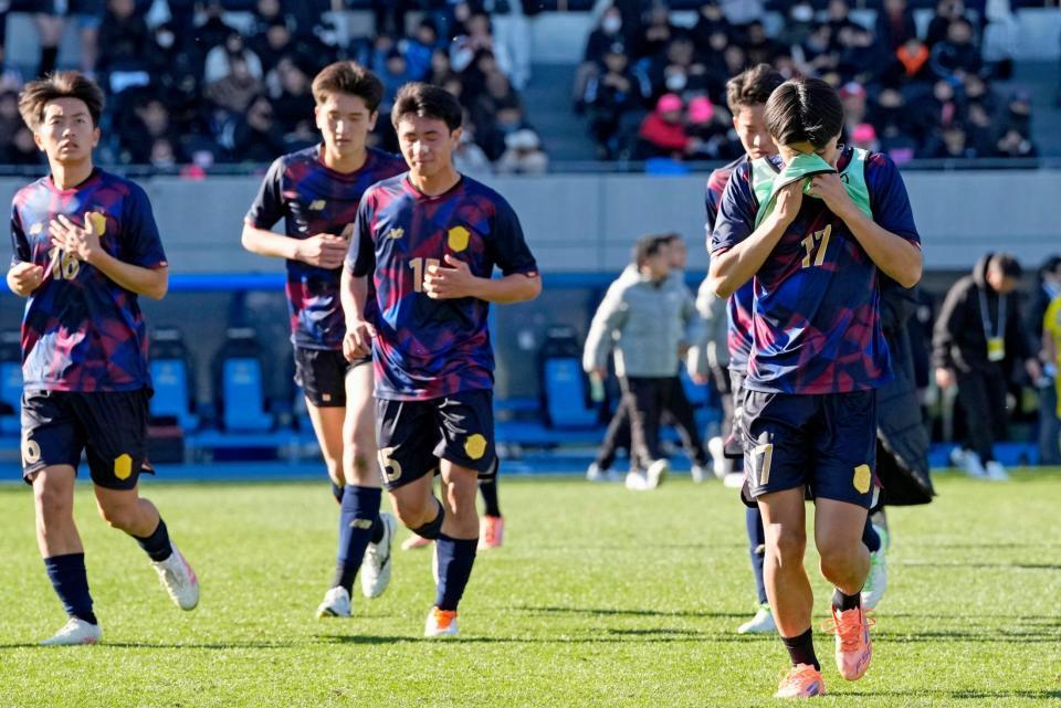 　鹿島学園に敗れ、肩を落とす興国・田中（右）ら