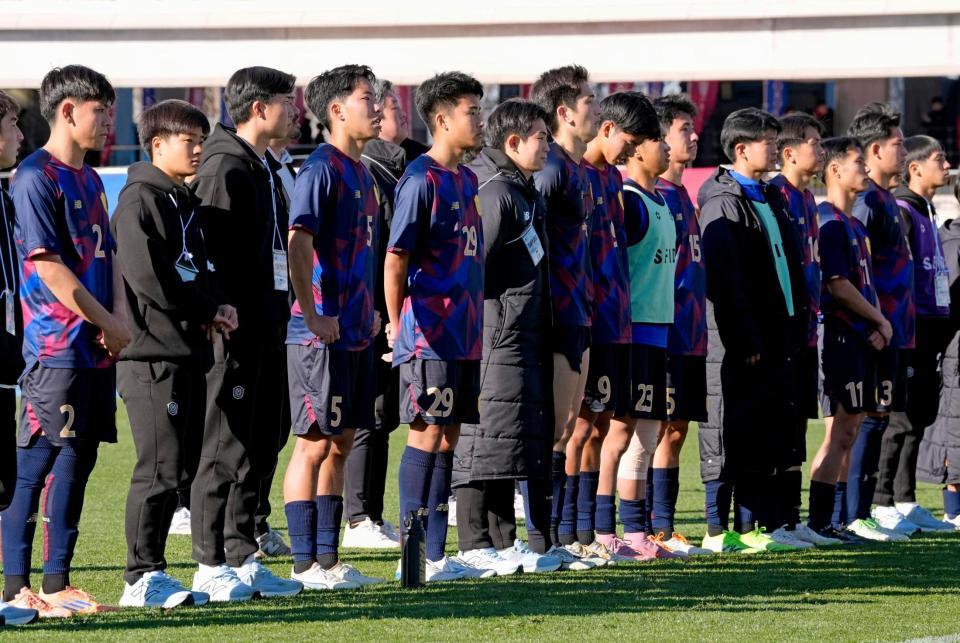 　鹿島学園に敗れ、整列する興国の選手たち