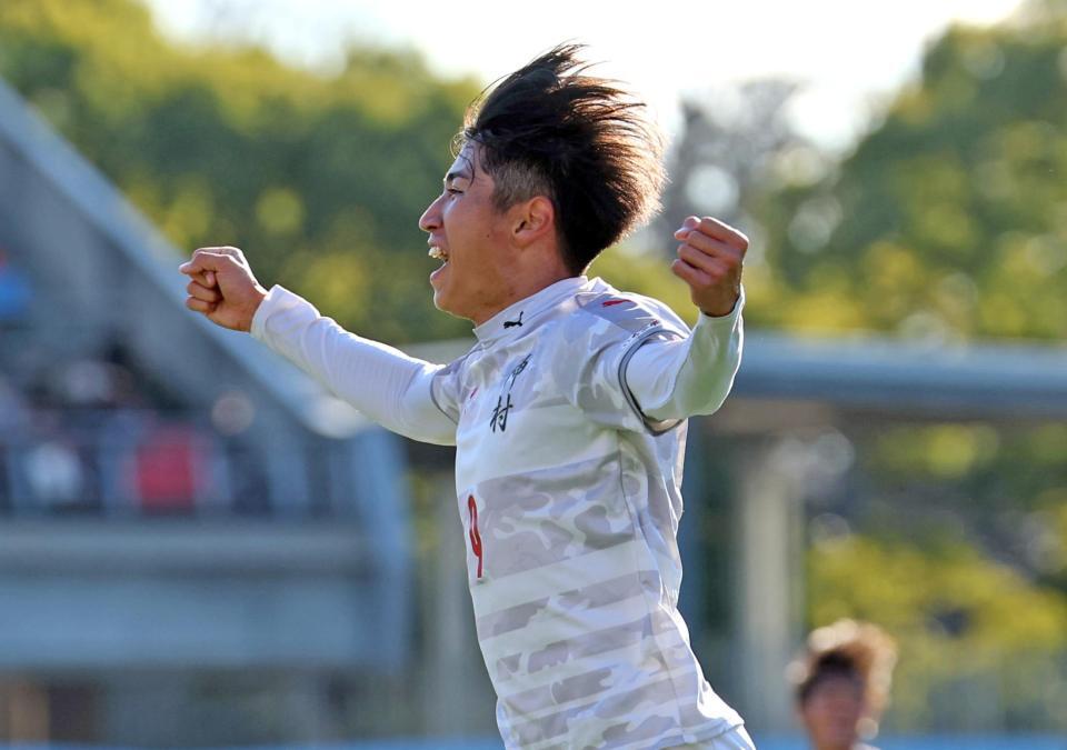 　前半、ゴールを決め喜ぶ神村学園・倉中