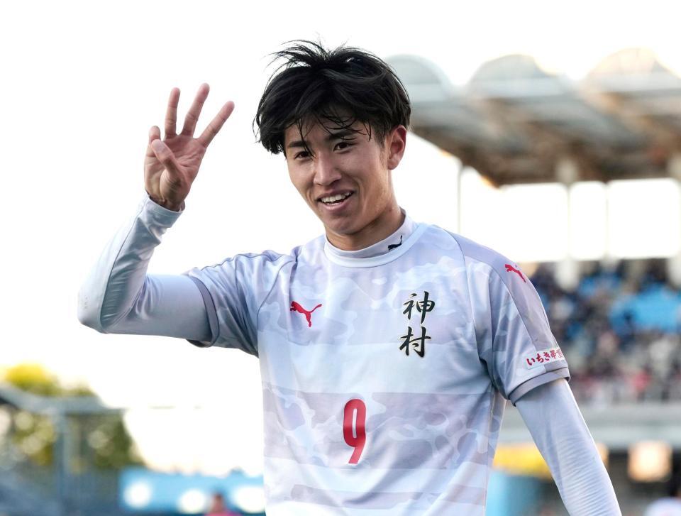 　後半、ハットトリックを達成しポーズをとる神村学園・倉中