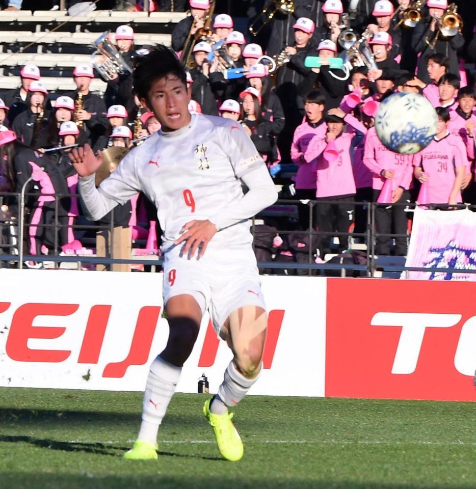 　後半、ハットトリックを決める神村学園・倉中悠駕（撮影・開出牧）