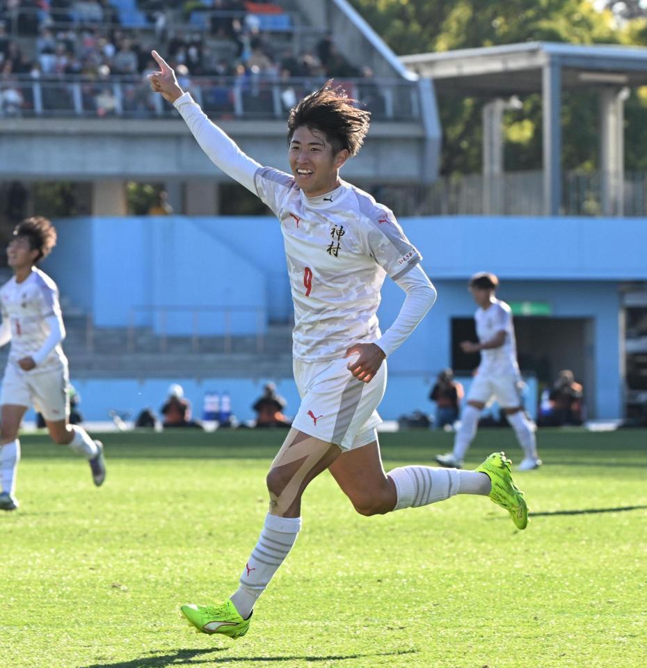 　前半、先制ゴールを決め喜ぶ神村学園・倉中