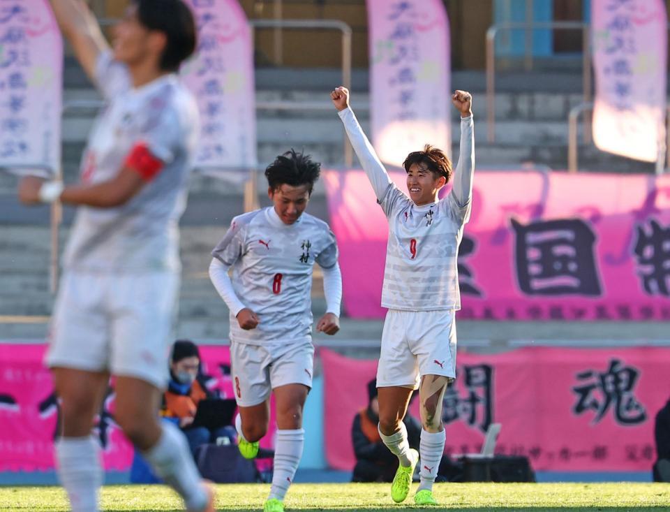 　後半、ハットトリックを決め喜ぶ神村学園・倉中（右）
