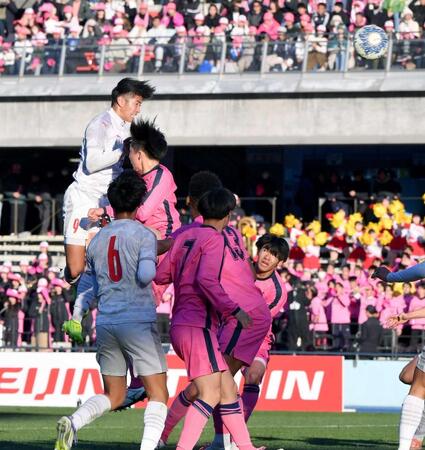 　後半、ヘディングで自身４点目のゴールを決める神村学園・倉中（後方左）＝撮影・開出牧