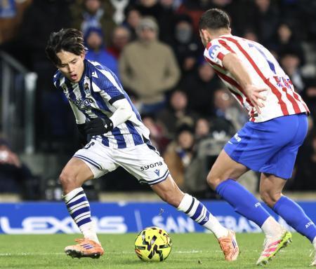 　アトレチコ・マドリード戦の後半、攻め込むレアル・ソシエダードの久保（左）＝サンセバスチャン（共同）