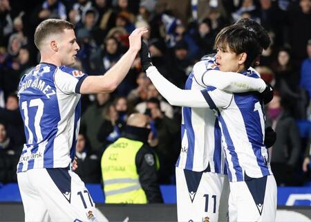 　アトレチコ・マドリード戦の後半、同点ゴールをアシストしたレアル・ソシエダードの久保（右）＝共同