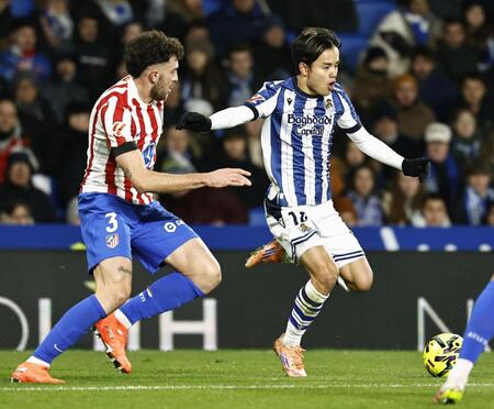 　アトレチコ・マドリード戦の前半、攻め込むレアル・ソシエダードの久保（右）＝共同