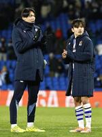 　レアル・ソシエダードの久保（右）と喜多（共同）