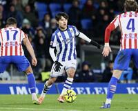 　アトレチコ・マドリード戦で攻め込むレアル・ソシエダードの久保（中央）＝共同