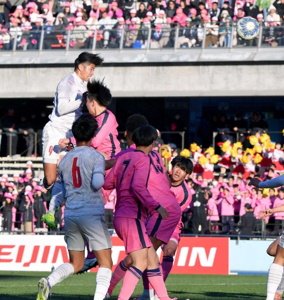 　後半、ヘディングで自身４点目のゴールを決める神村学園・倉中（後方左）＝撮影・開出牧