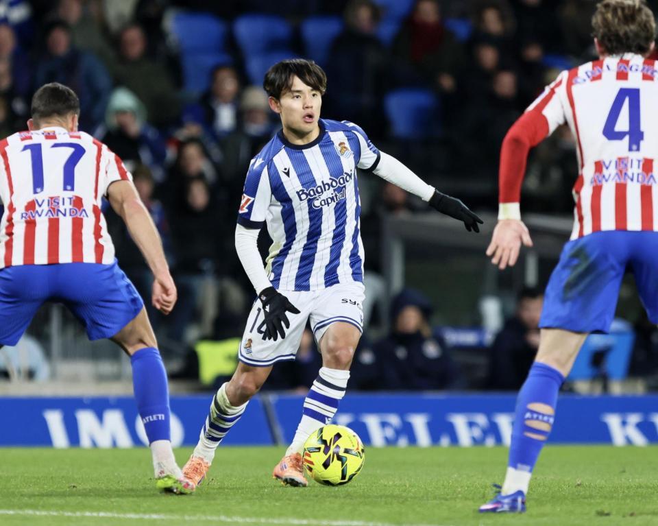 　アトレチコ・マドリード戦で攻め込むレアル・ソシエダードの久保（中央）＝共同