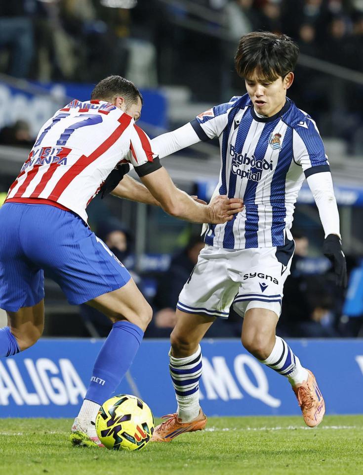 　アトレチコ・マドリード戦で競り合うレアル・ソシエダードの久保（右）＝共同