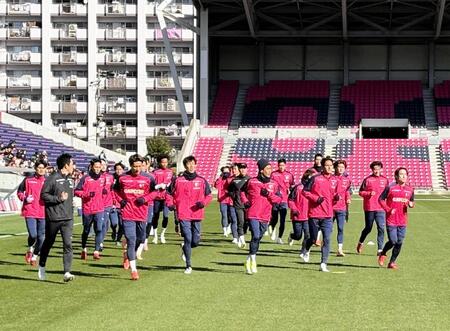 　初練習でランニングするＣ大阪の（前列左から）ＤＦ畠中、ＭＦ田中駿、香川