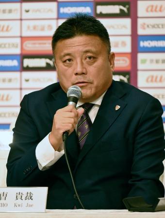 　Ｊ１京都の新体制発表会で抱負を述べるチョウ・キジェ監督＝６日、京都市