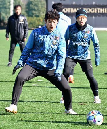 　Ｊ１川崎の始動日に練習する新加入の谷口（手前）＝川崎市