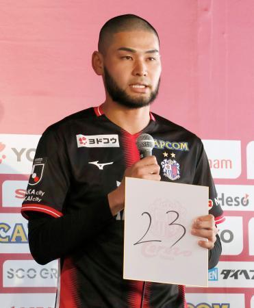 　新体制発表会見で意気込みを語るＣ大阪のＧＫ中村＝６日、ヨドコウ桜スタジアム