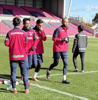 　全体練習後にランニングするＣ大阪新加入のＧＫ中村航輔（右）