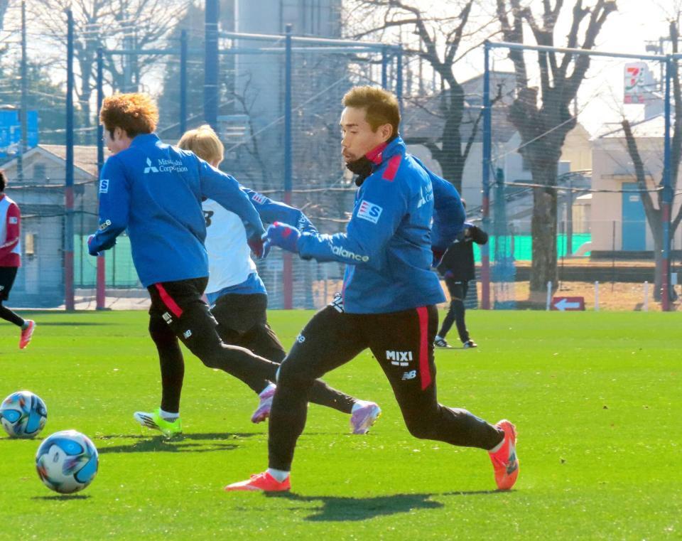 　始動したＦＣ東京の長友（撮影・松田和城）