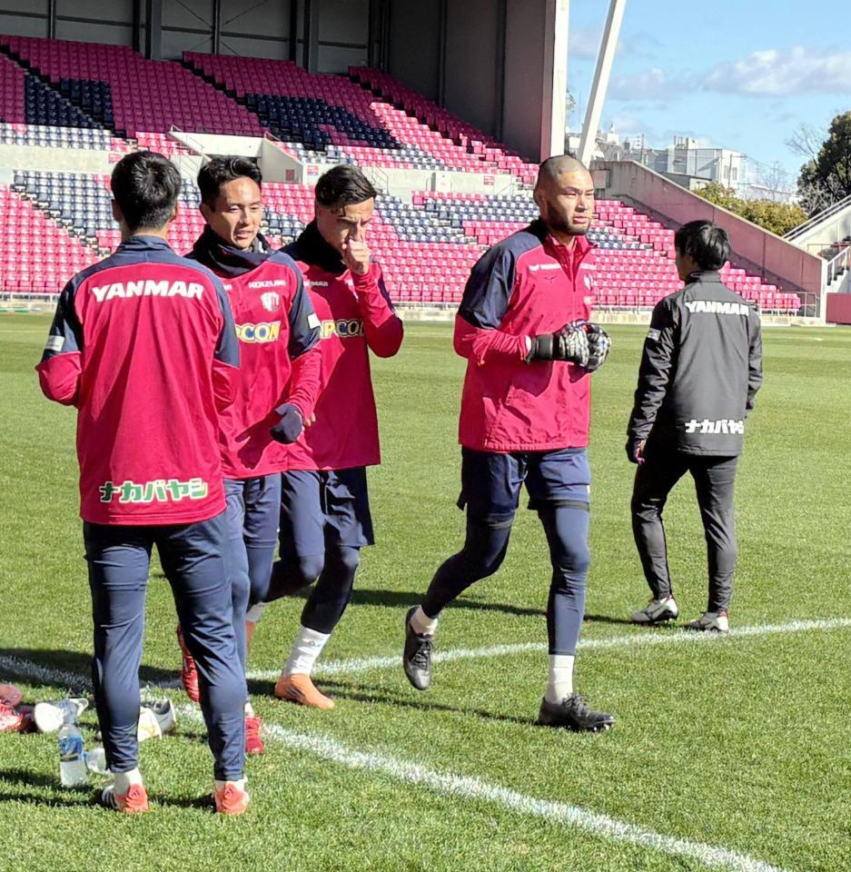 　全体練習後にランニングするＣ大阪新加入のＧＫ中村航輔（右）
