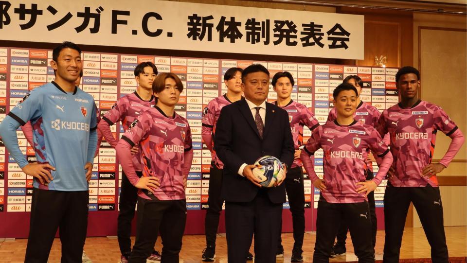 　新体制会見に出席した（前列左から）村上昌謙、新井晴樹、曺貴裁監督、斉藤未月、ジョアン・ペドロ