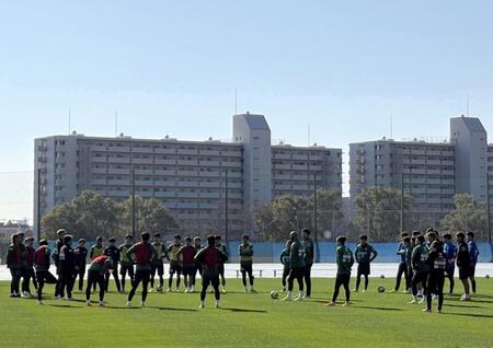 　ウィッシング監督が就任し、初練習で円陣を組むＧ大阪の選手たち