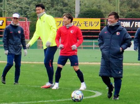 　練習を見守るＪ１鹿島の鬼木監督（右端）＝茨城県鹿嶋市