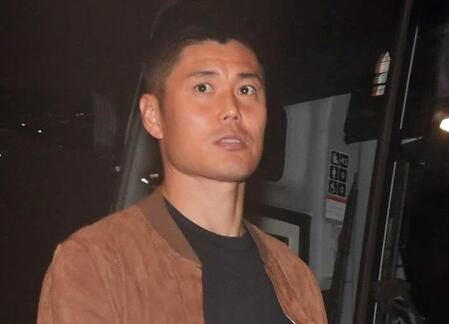 サッカー元日本代表ＧＫが家族ショット投稿　ハーフの美人妻が自撮り撮影「いつも言っちゃうけど奥様美しい」