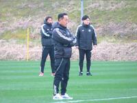 　始動日の練習を見守る町田の黒田剛監督