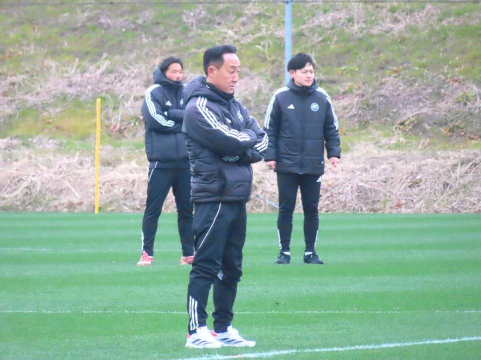 　始動日の練習を見守る町田の黒田剛監督