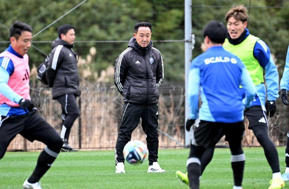 　練習を見守る黒田監督（中央）