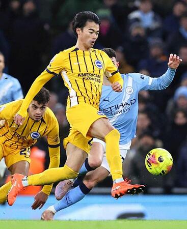 　マンチェスター・シティー戦の後半、攻め込むブライトンの三笘＝マンチェスター（共同）