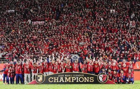 　サッカーＪ１で９季ぶりに優勝し、大勢のサポーターと写真に納まる鹿島の選手たち＝昨年１２月、メルカリスタジアム