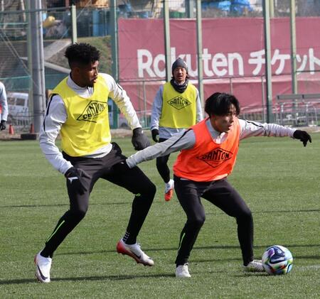 練習に合流したジエゴ（左）＝撮影・中野裕美子
