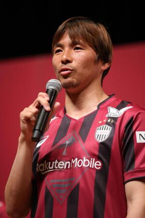 完全移籍となり、抱負を語る乾貴士（撮影・坂部計介）