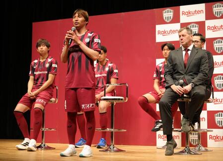 新シーズンへの抱負を語る乾貴士（右はミヒャエル・ハインツ・スキッベ監督）＝撮影・坂部計介